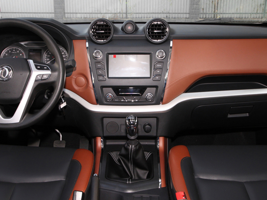 Turbo Engine RWD 4-drzwiowe ciężarówki SUV DONGFENG do rodzinnego kempingu