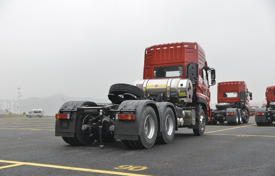 Masa trakcyjna 40 ton Wózki transportowe LNG 6x4 Ciągnik o dużej pojemności skokowej